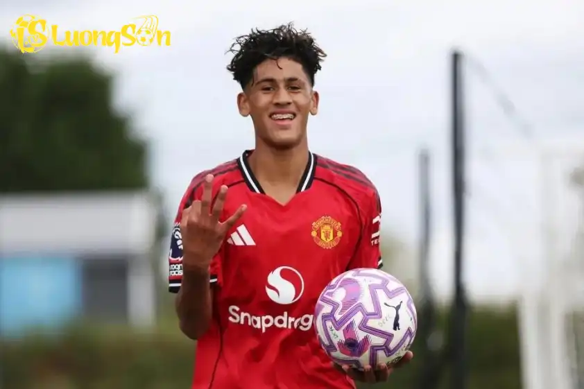 Cầu thủ 15 tuổi này đang thi đấu bùng nổ trong các đội trẻ của Manchester United.